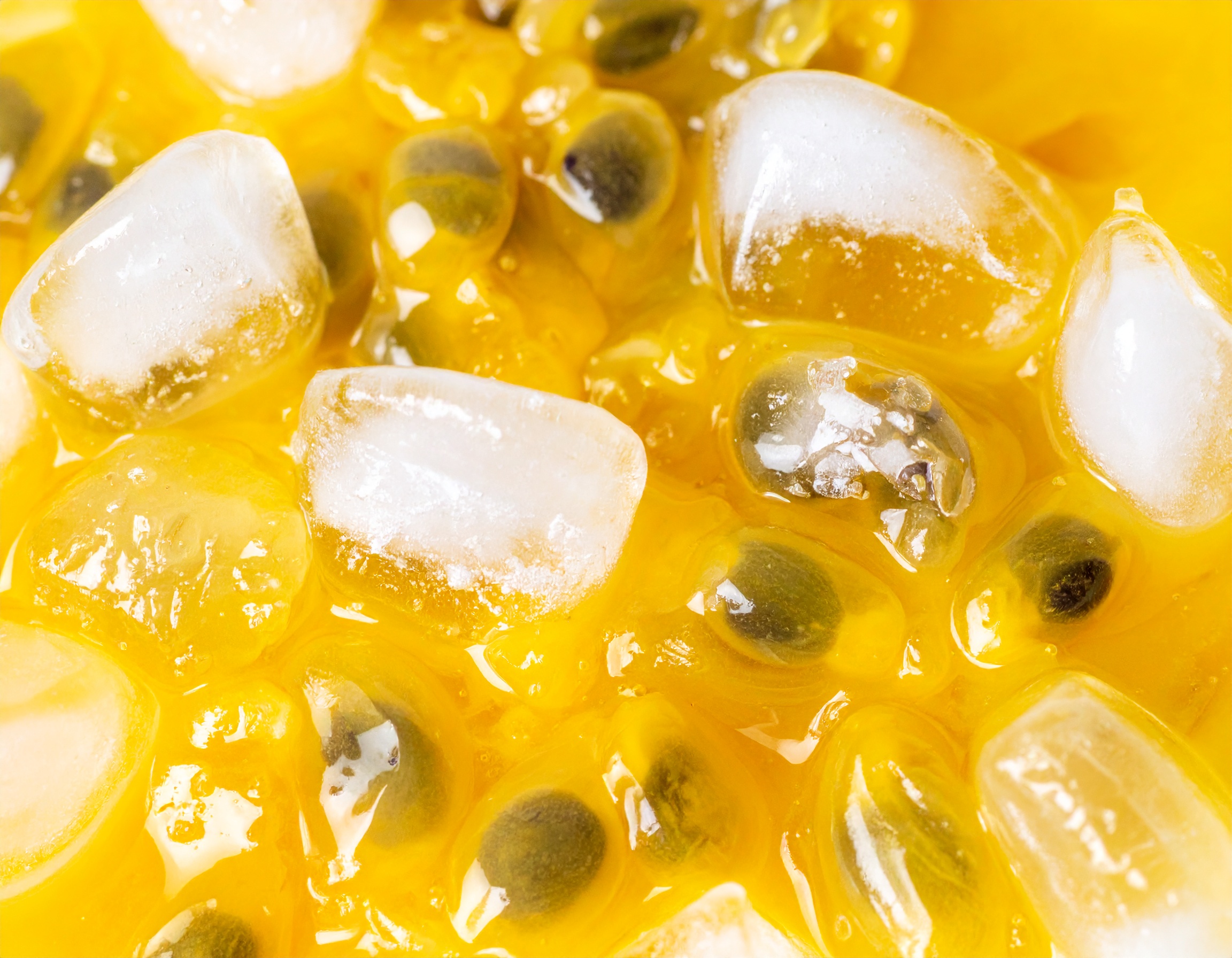 Firefly_polpa de fruta pasion fruit amarela com sementes gelada com gelo 965432.jpg