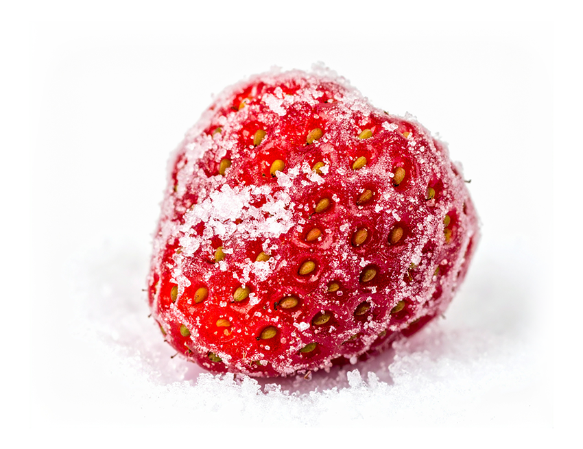 _Firefly_uma única fruta morango congelada fundo branco 965432.png